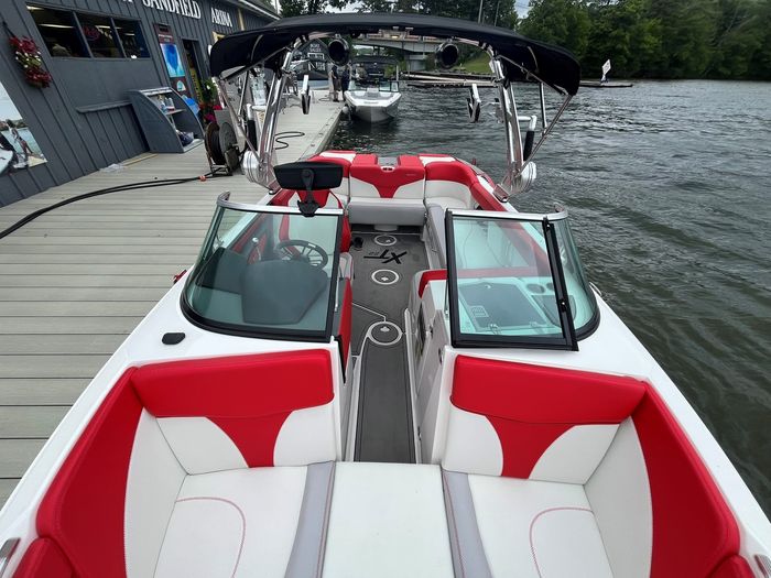 2021 MasterCraft XT22 Photo 10 of 14