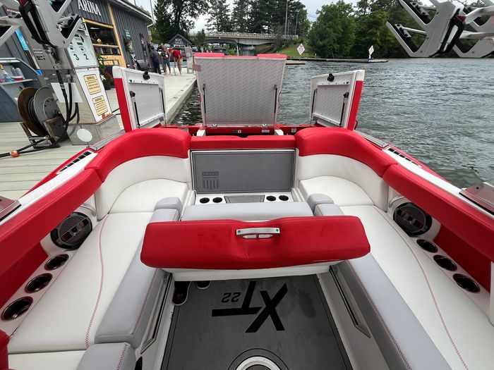 2021 MasterCraft XT22 Photo 2 of 14