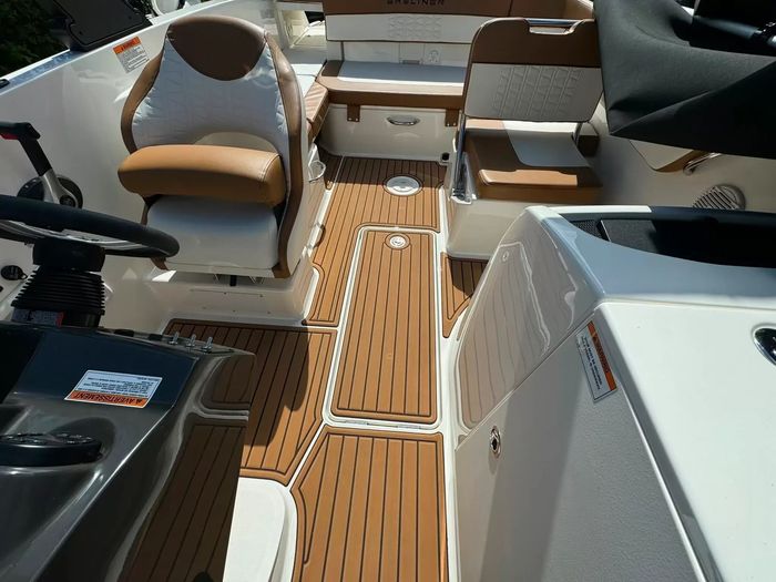2022 Bayliner VR6 Photo 6 of 9