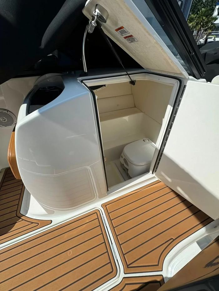 2022 Bayliner VR6 Photo 8 of 9
