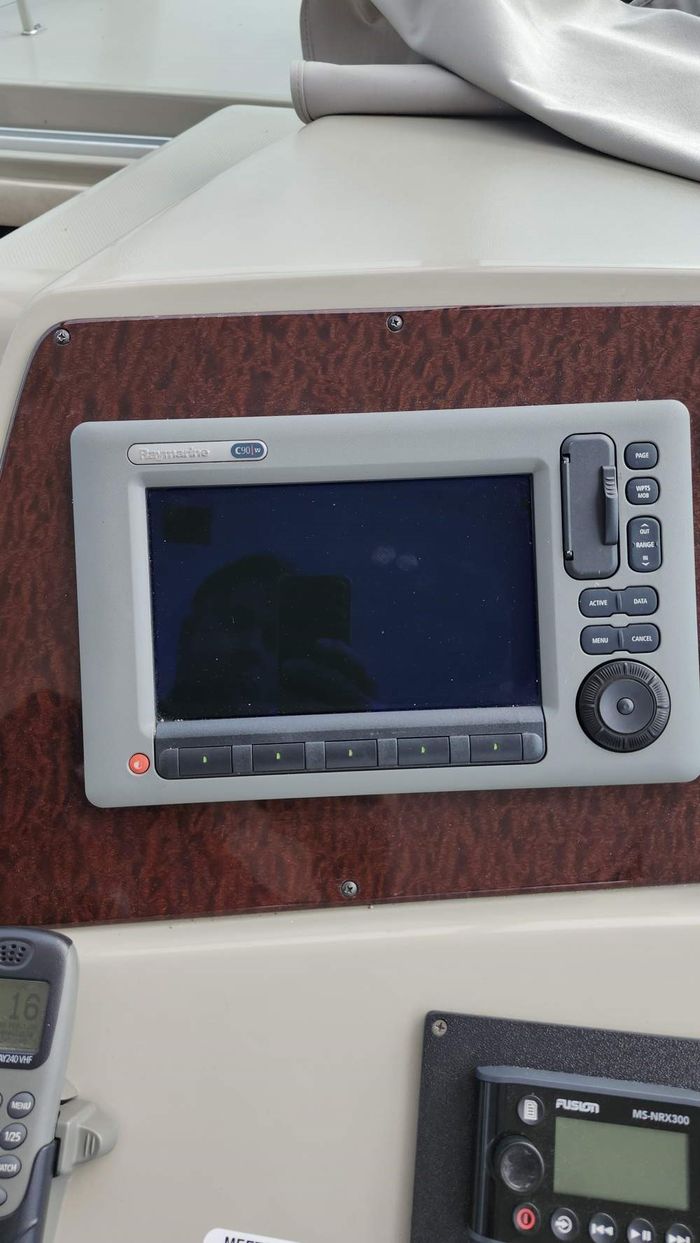 2011 Sea Ray 370 Sundancer Photo 8 of 31
