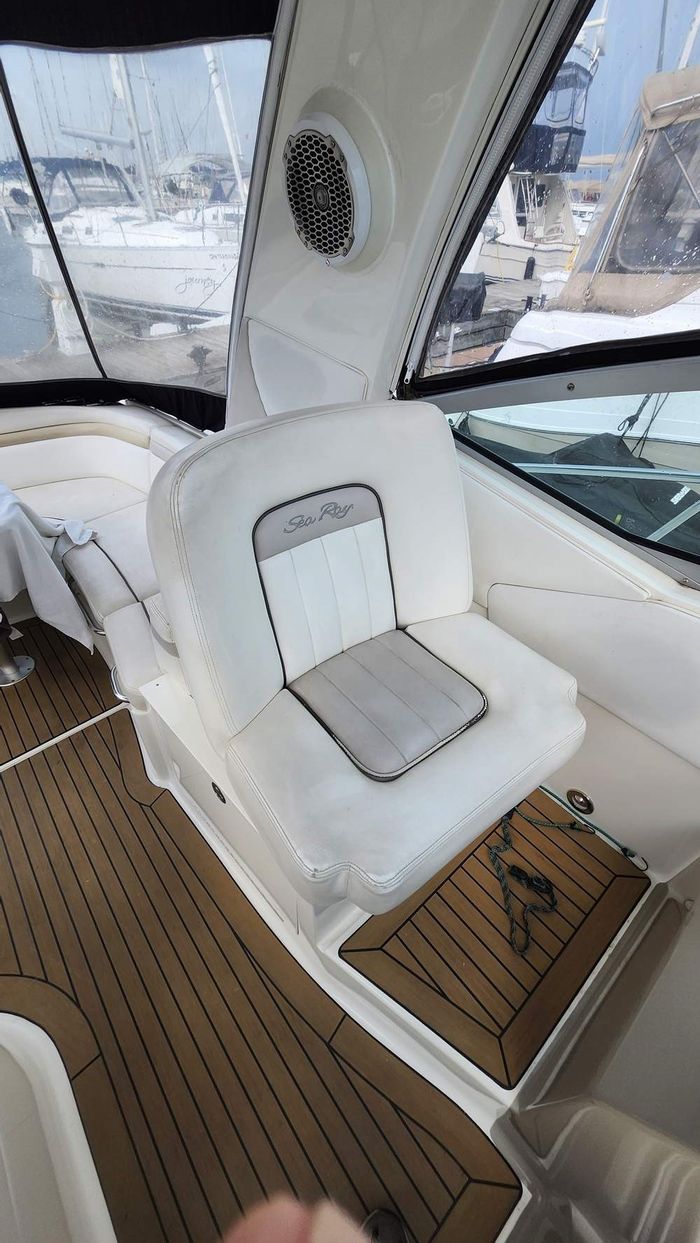 2011 Sea Ray 370 Sundancer Photo 10 of 31