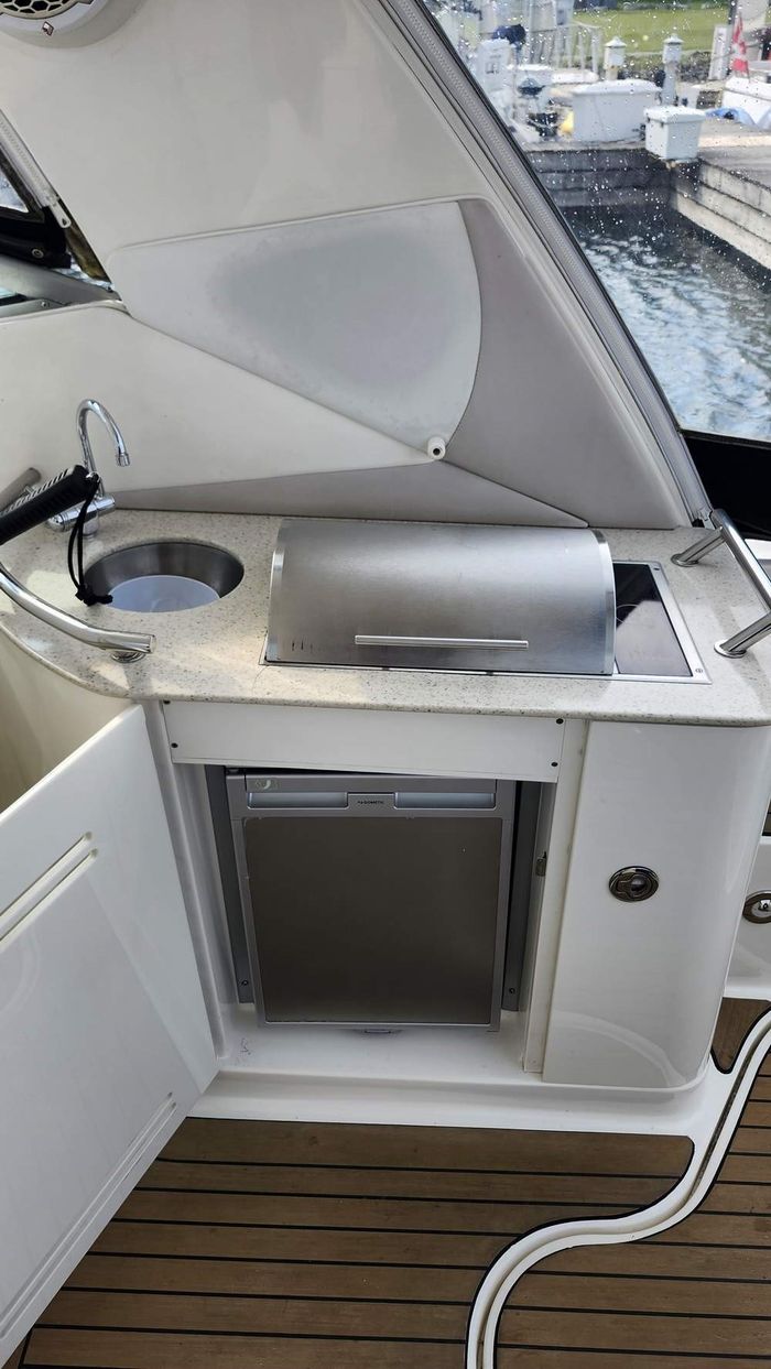 2011 Sea Ray 370 Sundancer Photo 14 of 31