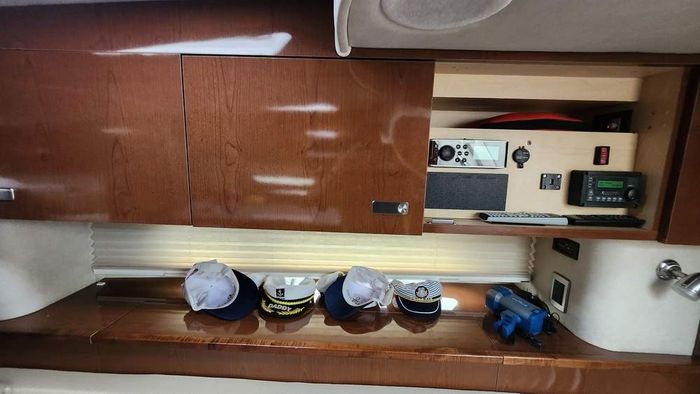 2011 Sea Ray 370 Sundancer Photo 25 of 31