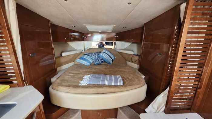 2011 Sea Ray 370 Sundancer Photo 32 of 38