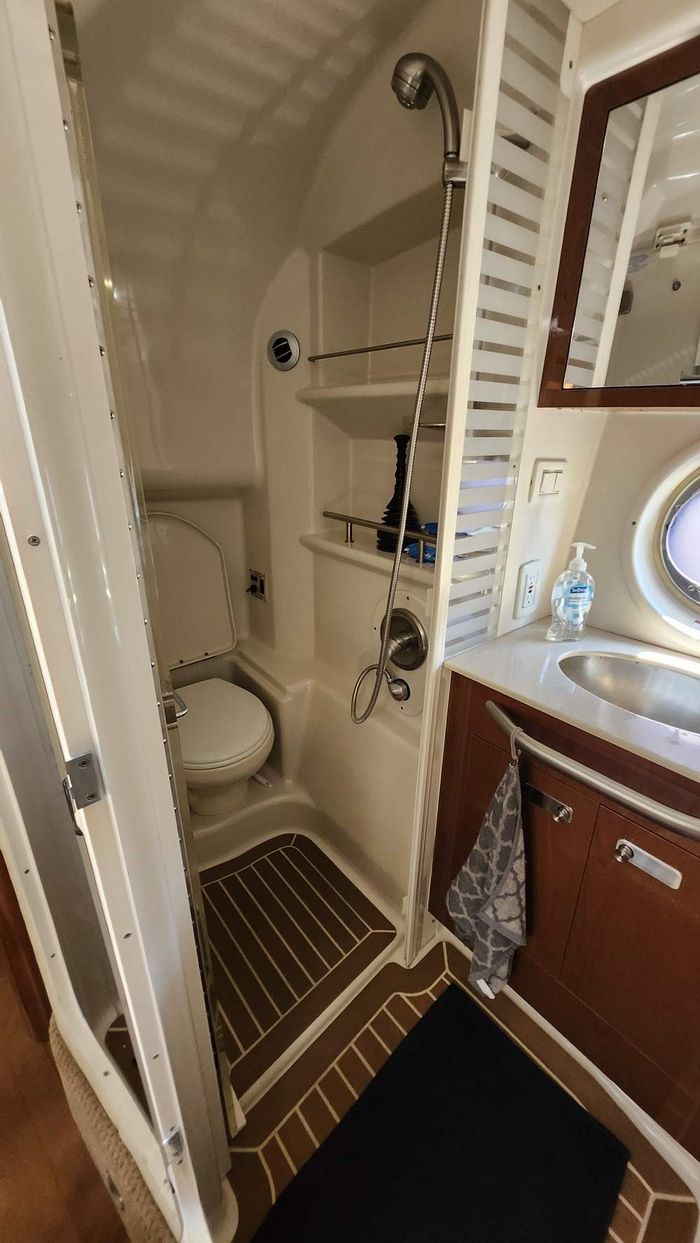 2011 Sea Ray 370 Sundancer Photo 34 of 38