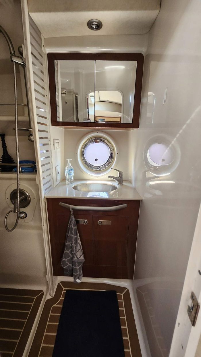 2011 Sea Ray 370 Sundancer Photo 35 of 38