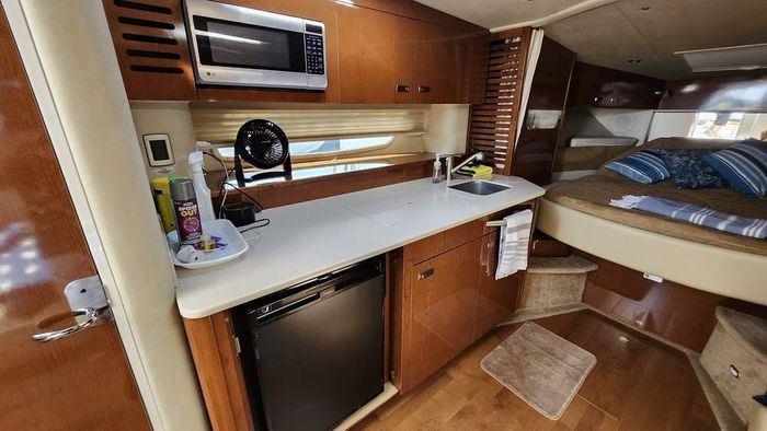 2011 Sea Ray 370 Sundancer Photo 27 of 38
