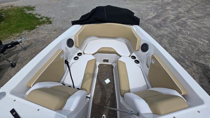 2017 \Scarab 255 Platinum SE Photo 3 of 6