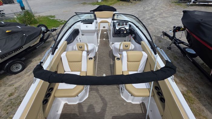 2017 \Scarab 255 Platinum SE Photo 4 of 6