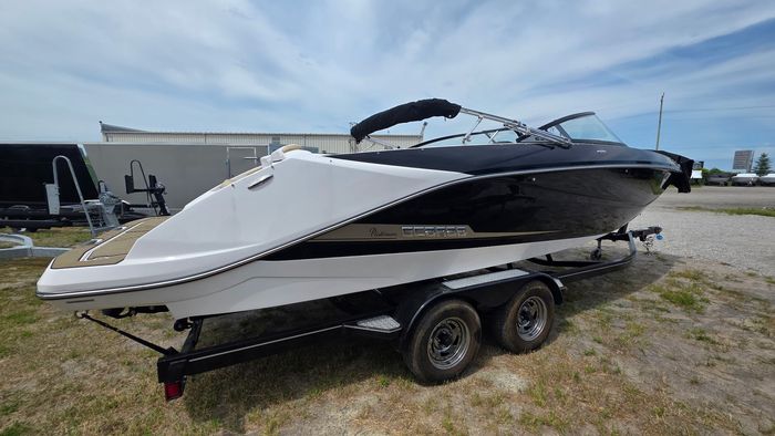 2017 \Scarab 255 Platinum SE Photo 2 of 6