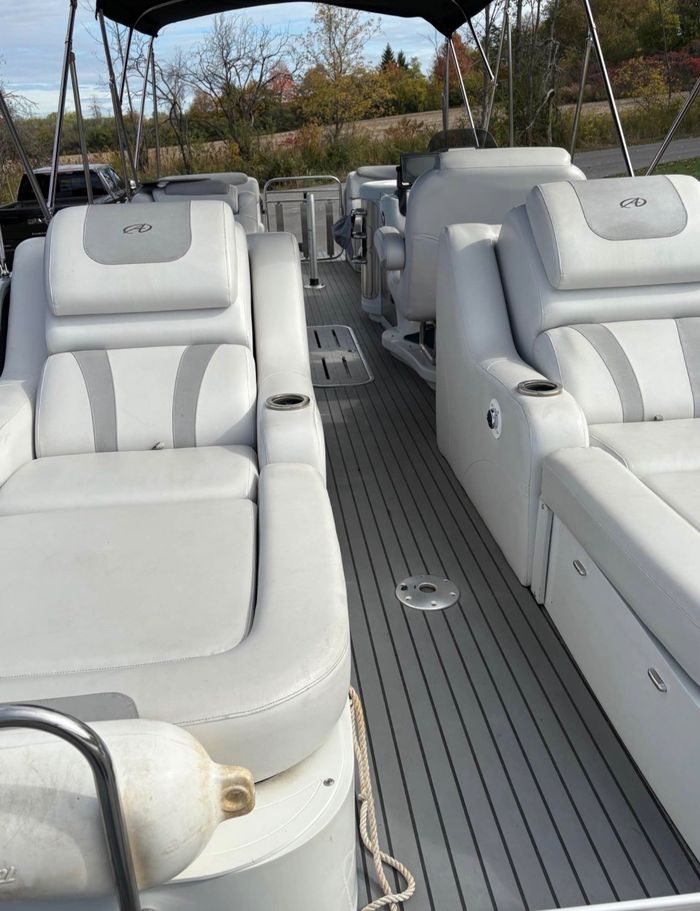 2015 Avalon 2785 Photo 3 of 5