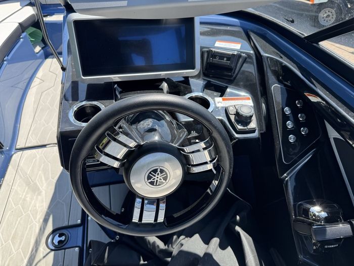 2023 Yamaha 255XD Trailer Included | 40Hrs Photo 7 of 17