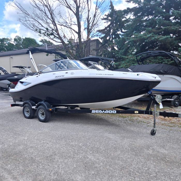 2011 Sea-Doo CHALLENGER 210 Photo 2 of 8
