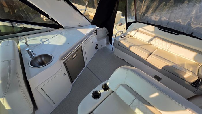 2020 Regal 33 Express Photo 9 of 27