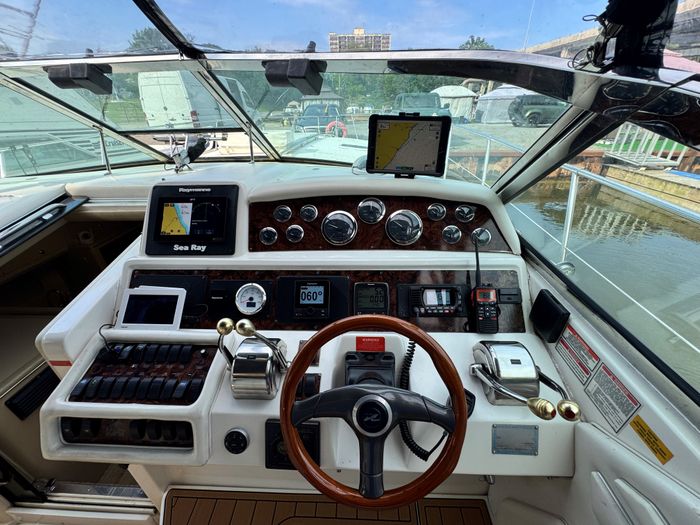 1998 Sea Ray 400 Express Photo 20 of 63