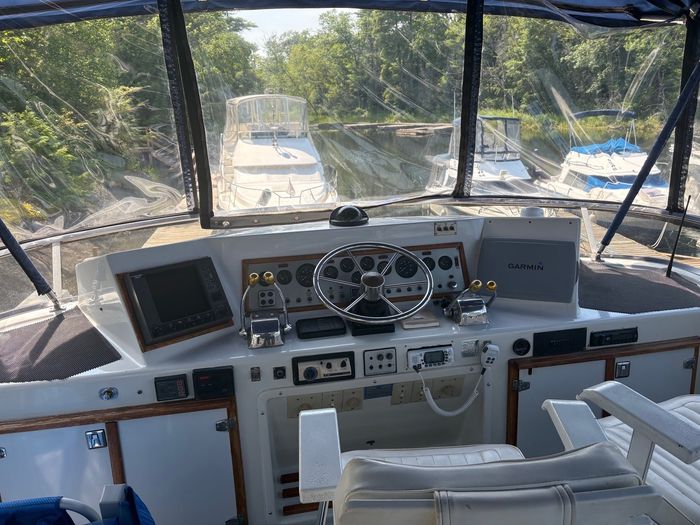 1989 Chris-Craft 426 Catalina Photo 9 of 29