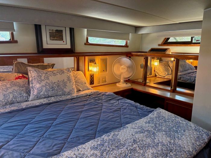 1989 Chris-Craft 426 Catalina Photo 25 of 29