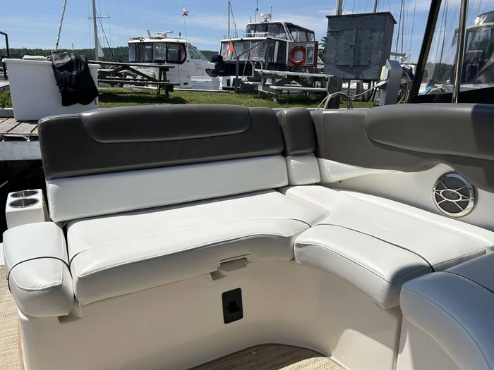 2013 Rinker 290 Express Cruiser Photo 6 of 58