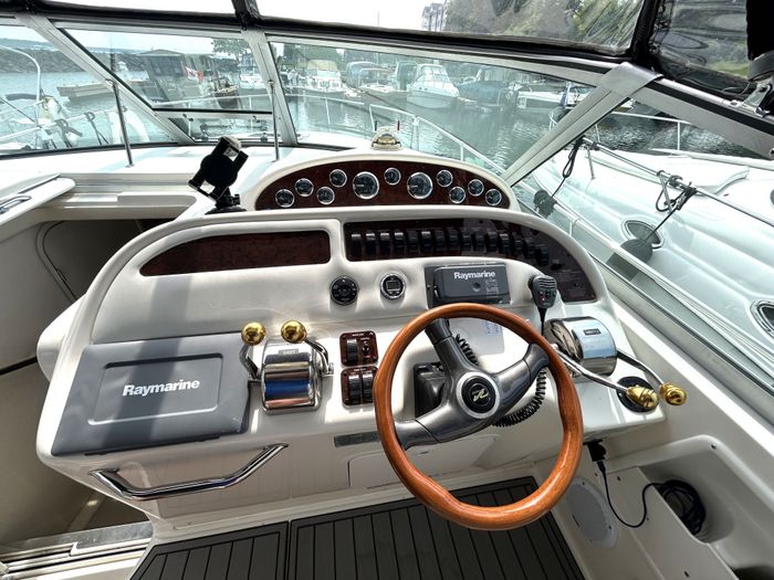 1999 Sea Ray 310 Sundancer Photo 10 of 19