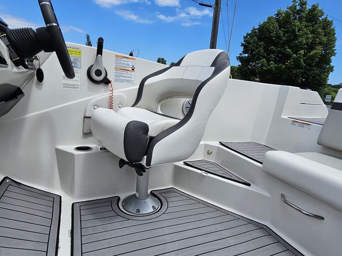 2023 Starcraft SVX 231 WITH 175 HP YAMAHA- 297 HOURS Photo 13 of 22
