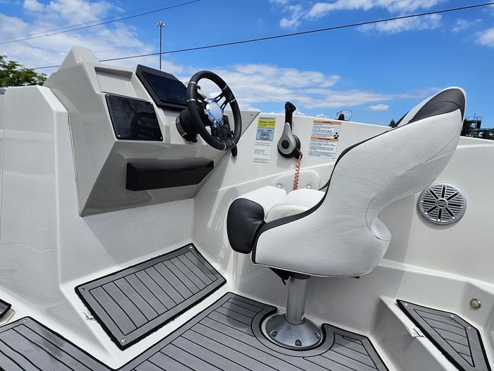 2023 Starcraft SVX 231 WITH 175 HP YAMAHA- 297 HOURS Photo 14 of 22