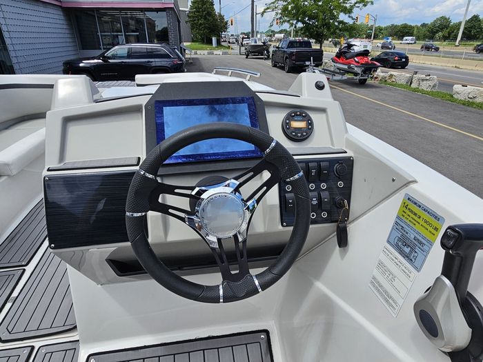 2023 Starcraft SVX 231 WITH 175 HP YAMAHA- 297 HOURS Photo 15 of 22