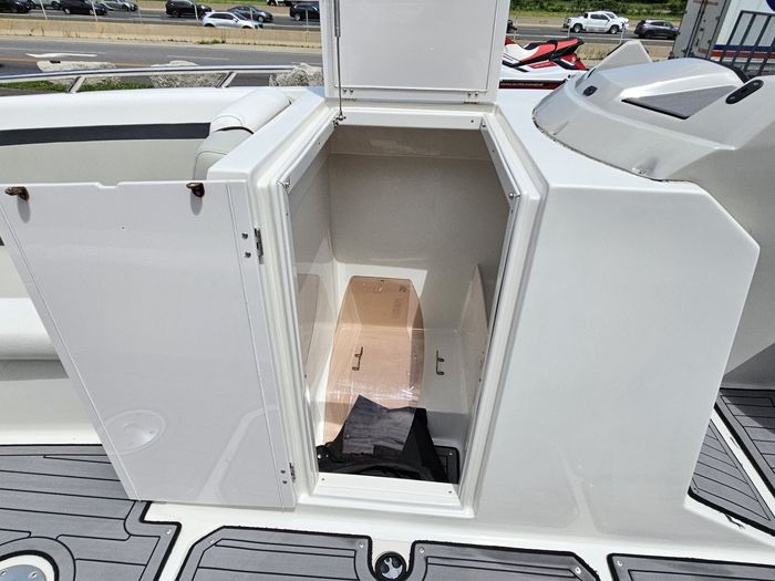 2023 Starcraft SVX 231 WITH 175 HP YAMAHA- 297 HOURS Photo 19 of 22