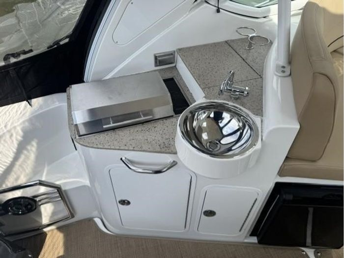 2013 Cruisers Yachts 380 EXPRESS Photo 7 of 14