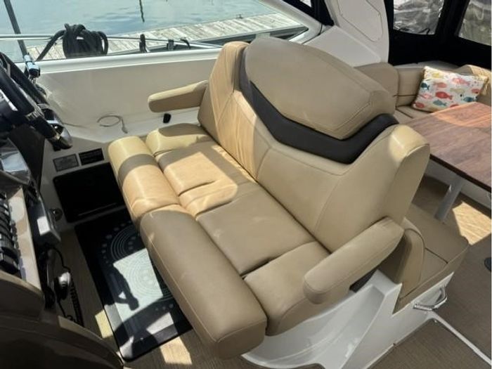 2013 Cruisers Yachts 380 EXPRESS Photo 5 of 14