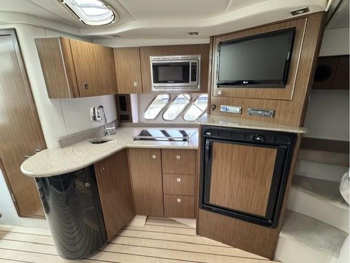 2013 Cruisers Yachts 380 EXPRESS Photo 9 of 14