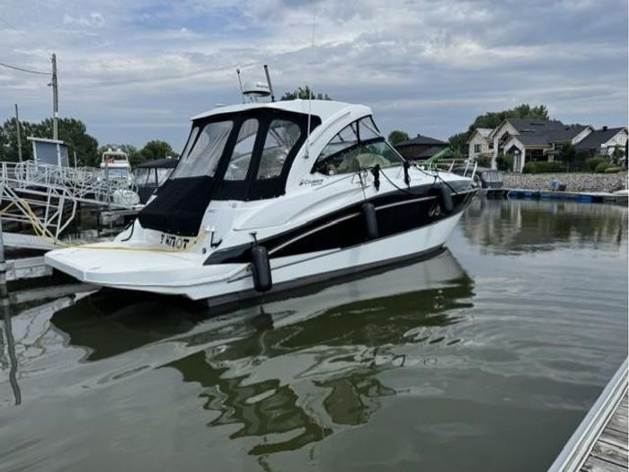 2013 Cruisers Yachts 380 EXPRESS Photo 2 of 14