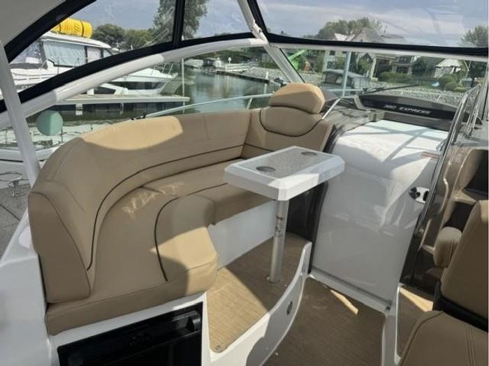 2013 Cruisers Yachts 380 EXPRESS Photo 8 of 14
