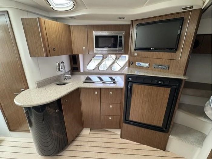 2013 Cruisers Yachts 380 EXPRESS Photo 10 of 14