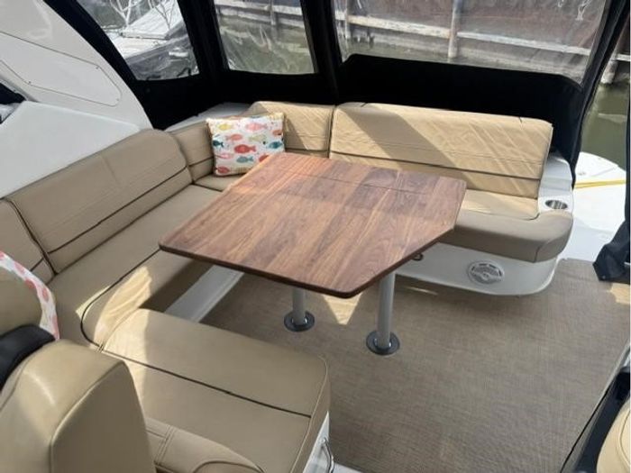 2013 Cruisers Yachts 380 EXPRESS Photo 6 of 14