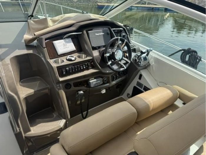 2013 Cruisers Yachts 380 EXPRESS Photo 4 of 14