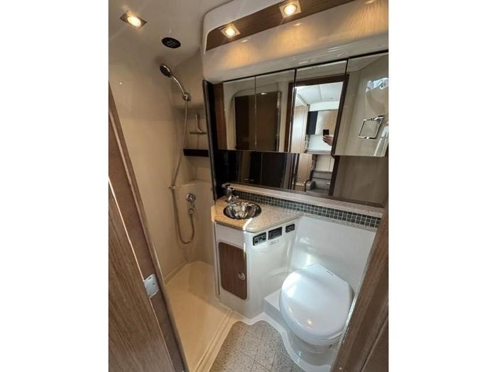 2013 Cruisers Yachts 380 EXPRESS Photo 11 of 14
