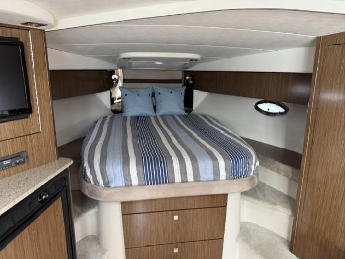 2013 Cruisers Yachts 380 EXPRESS Photo 12 of 14