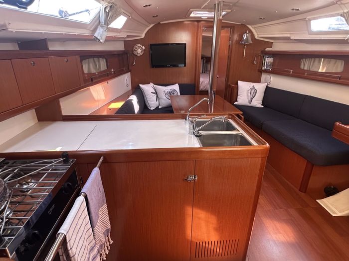 2010 Beneteau Oceanis 37 Photo 27 of 43