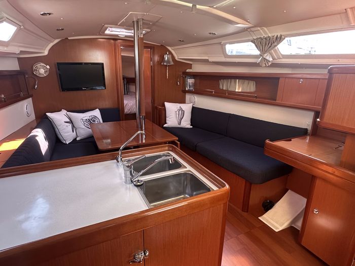 2010 Beneteau Oceanis 37 Photo 28 of 43