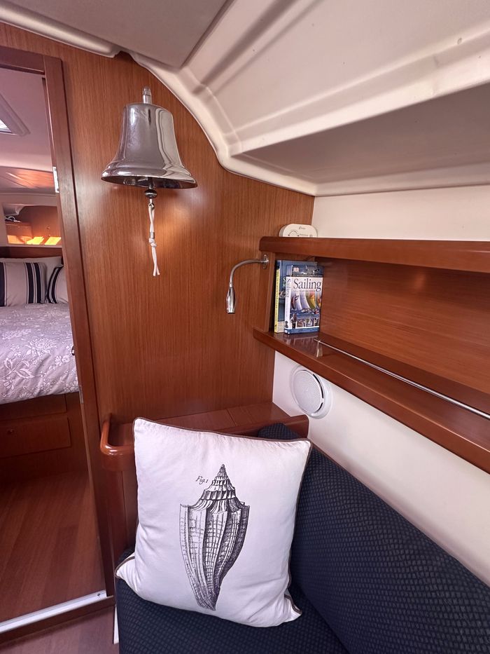 2010 Beneteau Oceanis 37 Photo 31 of 43