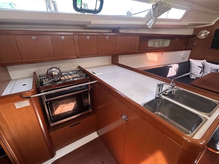 2010 Beneteau Oceanis 37 Photo 32 of 43