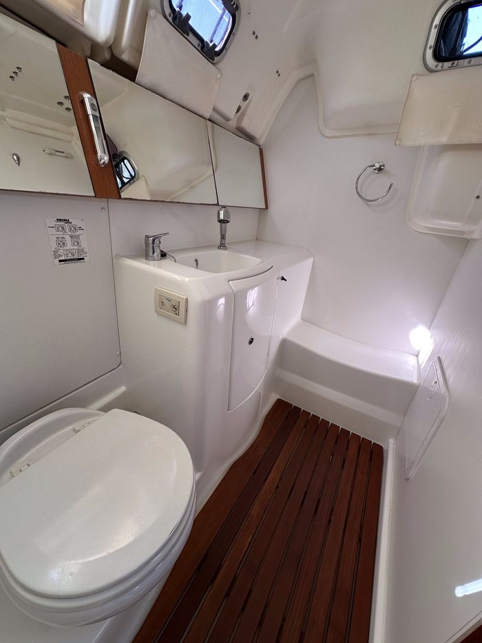 2010 Beneteau Oceanis 37 Photo 37 of 43