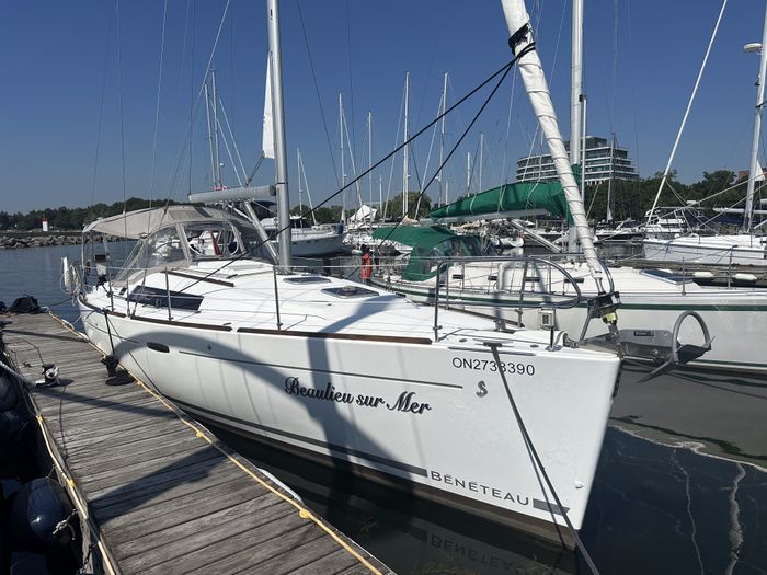 2010 Beneteau Oceanis 37 Photo 4 of 43