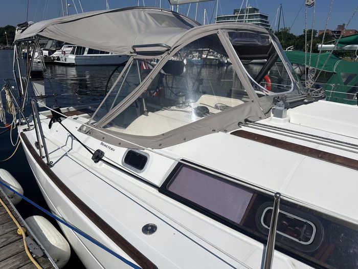 2010 Beneteau Oceanis 37 Photo 5 of 43