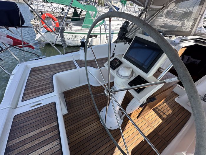 2010 Beneteau Oceanis 37 Photo 12 of 43