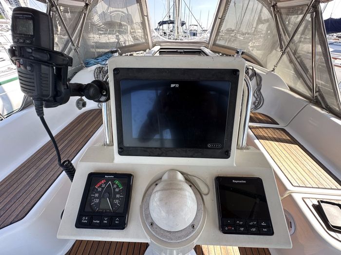 2010 Beneteau Oceanis 37 Photo 15 of 43