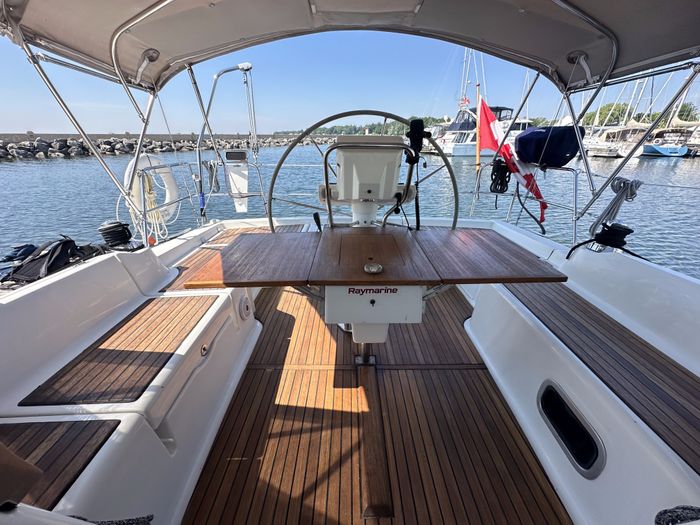 2010 Beneteau Oceanis 37 Photo 10 of 43
