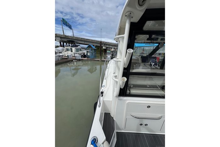 2022 Boston Whaler 325 Conquest Pilothouse Photo 15 of 63