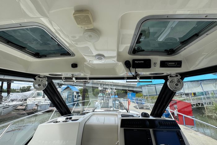 2022 Boston Whaler 325 Conquest Pilothouse Photo 41 of 63